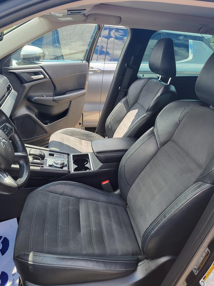 2023 Mitsubishi Outlander SE Photo