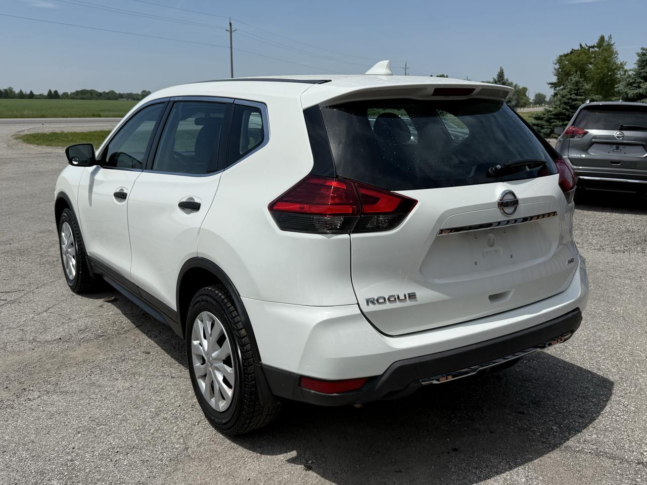 2017 Nissan Rogue S | AWD | Backup Camera | Heated Seats Photo2