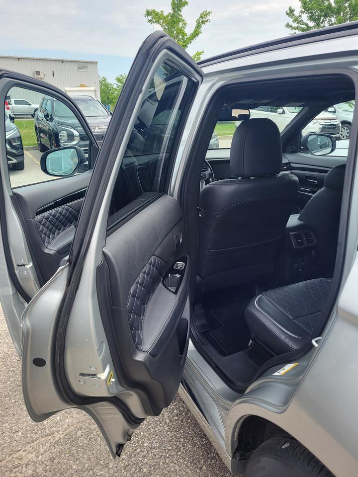 2022 Mitsubishi Outlander PHEV SEL Photo