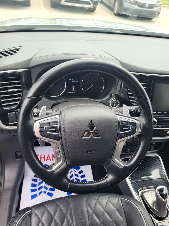 2022 Mitsubishi Outlander PHEV SEL Photo