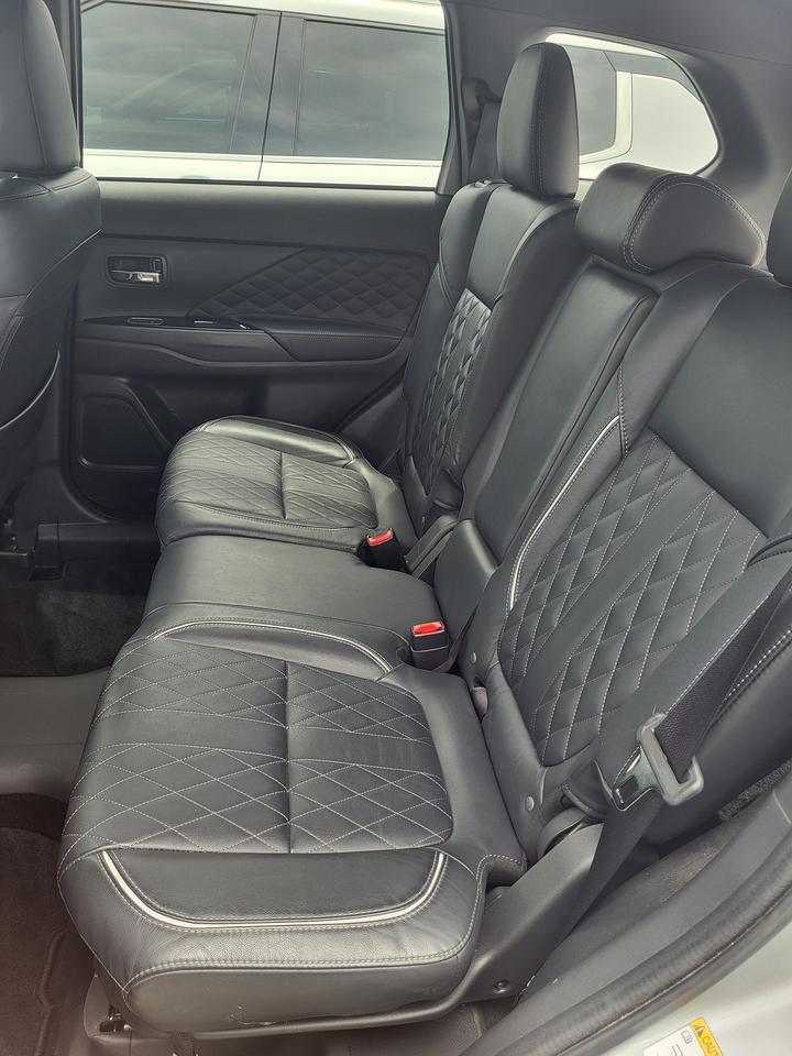 2022 Mitsubishi Outlander PHEV SEL Photo