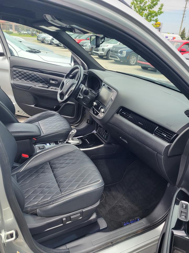 2022 Mitsubishi Outlander PHEV SEL Photo
