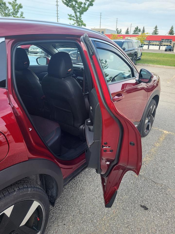 2025 Nissan Kicks SR Photo