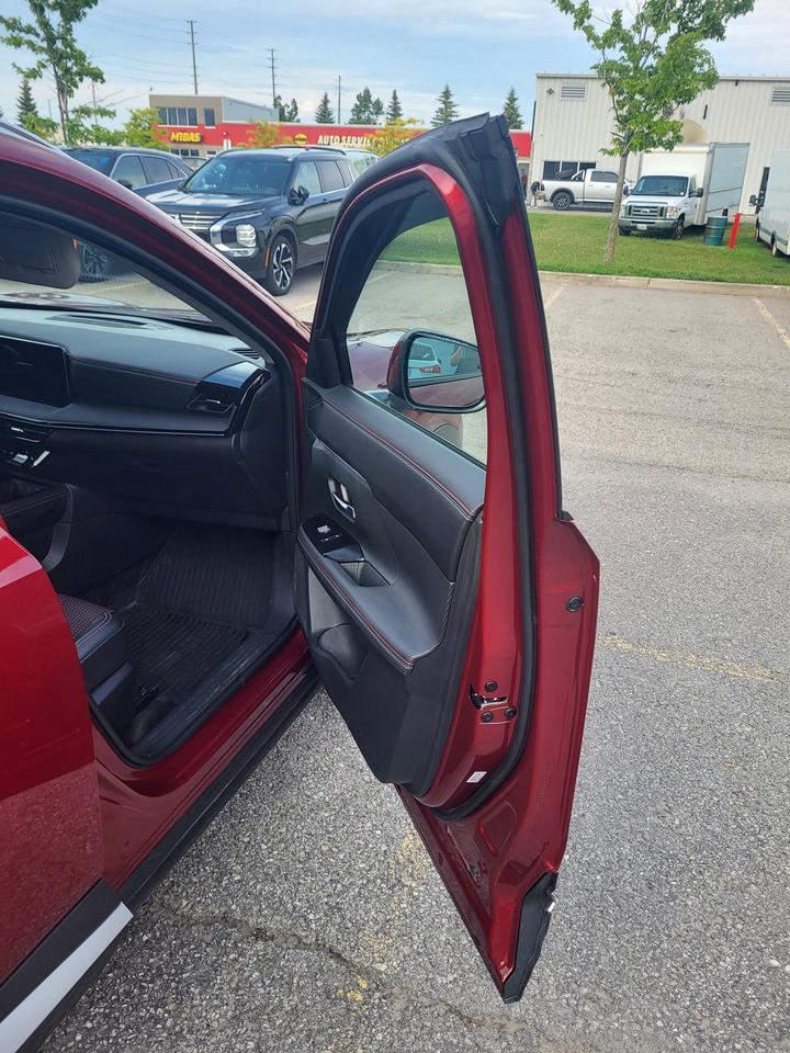 2025 Nissan Kicks SR Photo