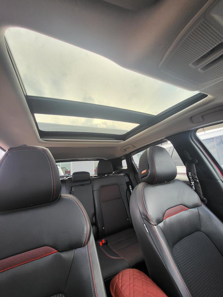 2025 Nissan Kicks SR Photo