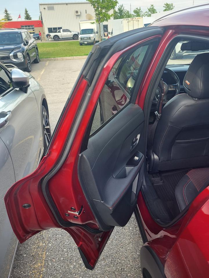 2025 Nissan Kicks SR Photo