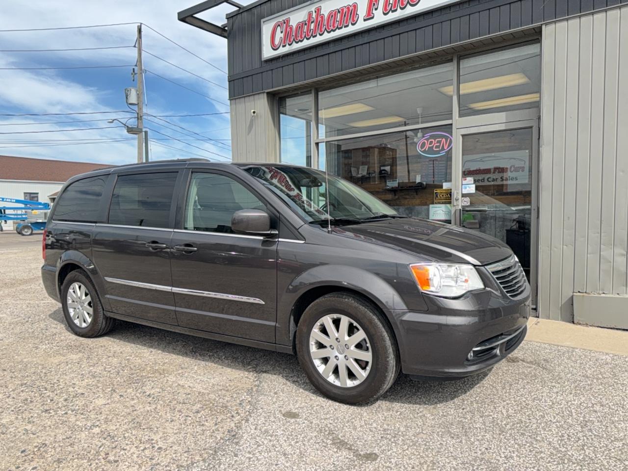 Used 2016 Chrysler Town & Country TOURING for sale in Chatham, ON