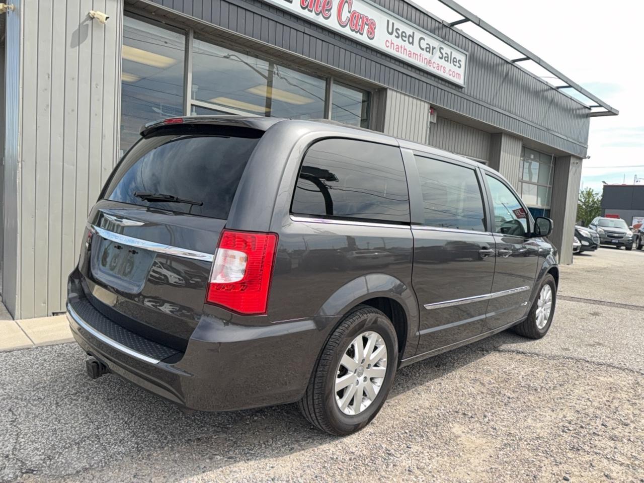 2016 Chrysler Town & Country TOURING Photo2
