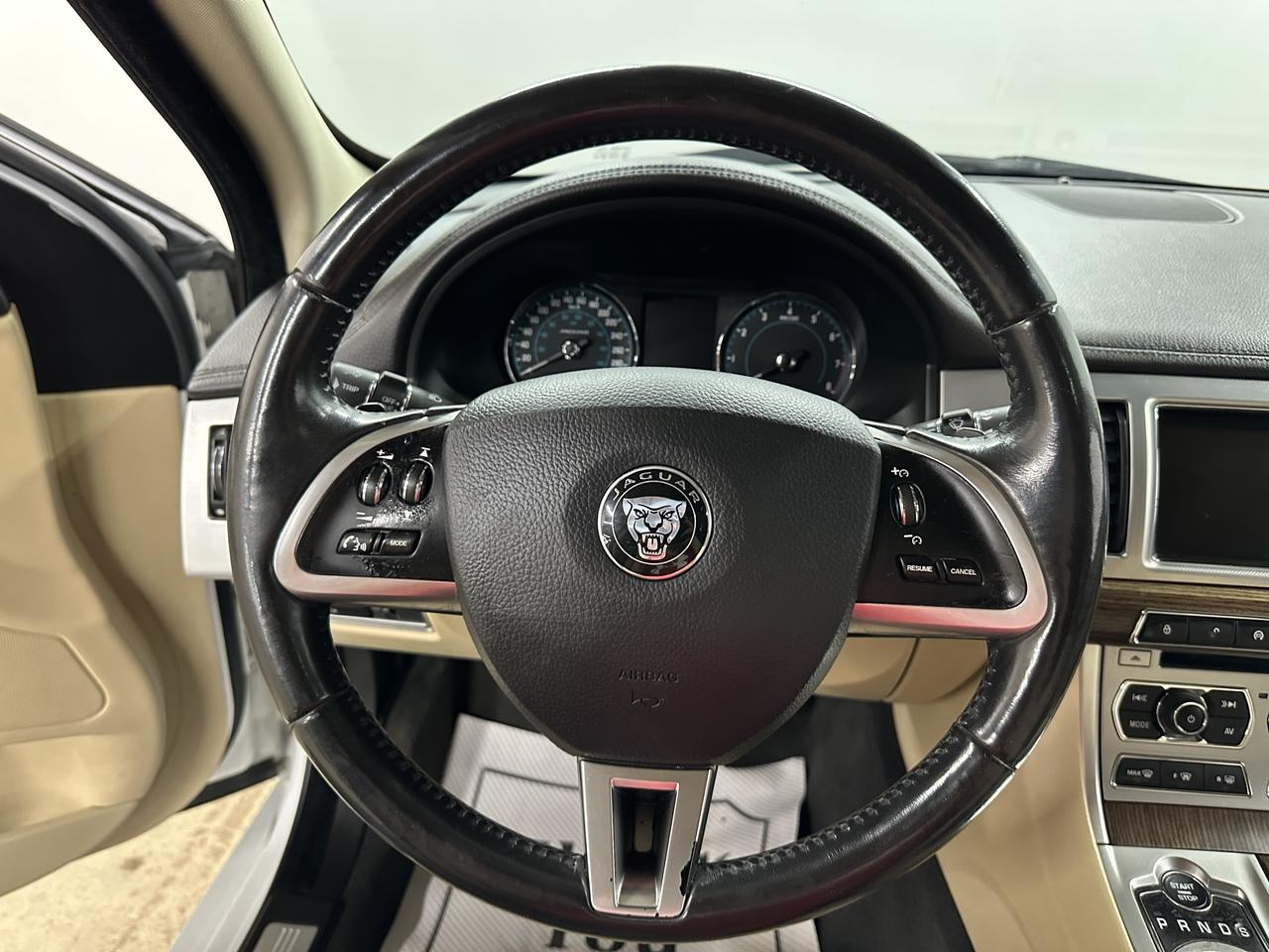 2014 Jaguar XF 4dr Sdn V6 AWD Photo27