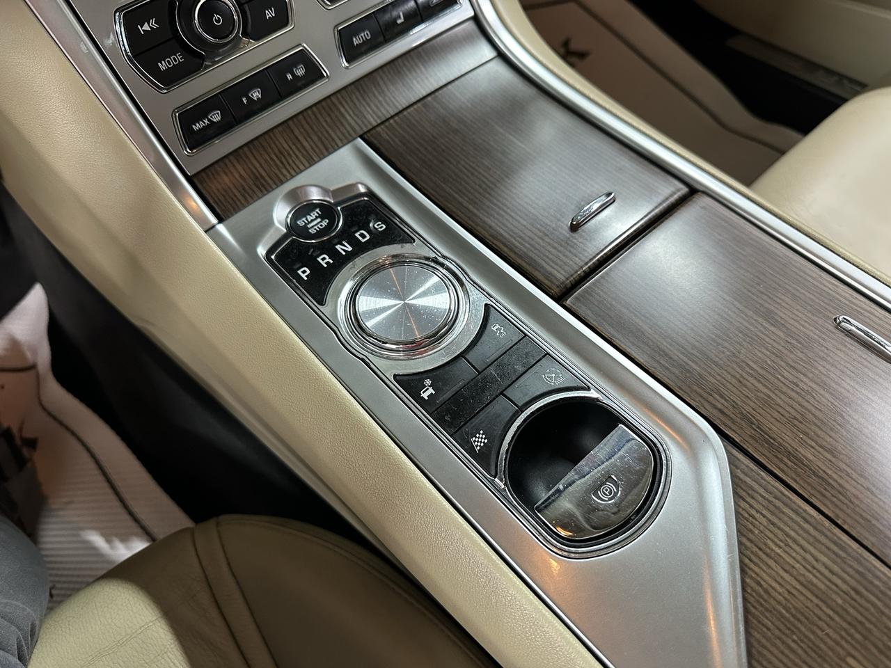 2014 Jaguar XF 4dr Sdn V6 AWD Photo32