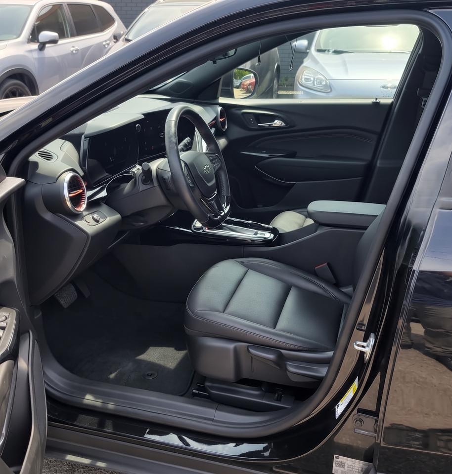 2025 Chevrolet Trax 2RS / ONE OWNER / LEATHER / HTD SEATS / BLINDSPOT Photo