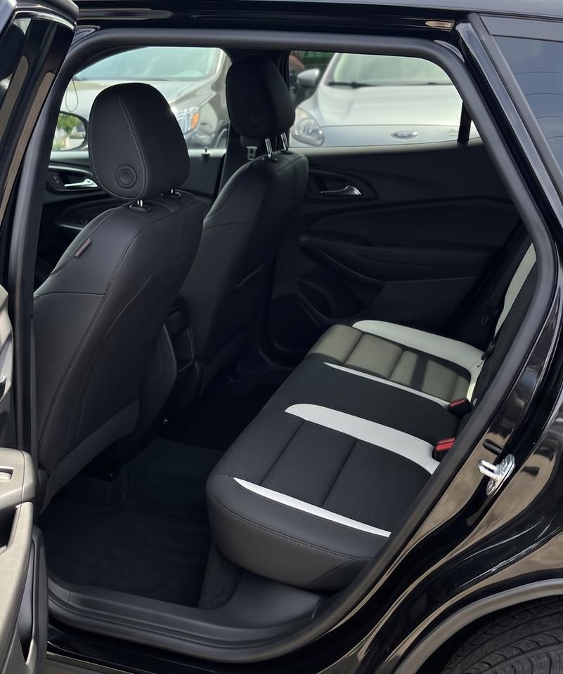 2025 Chevrolet Trax 2RS / ONE OWNER / LEATHER / HTD SEATS / BLINDSPOT Photo