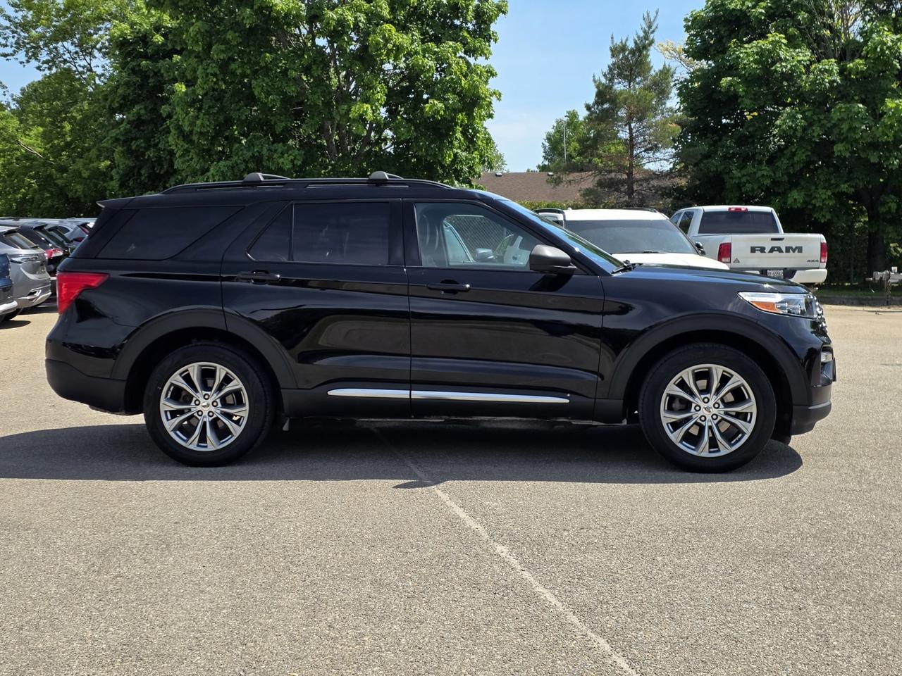 2020 Ford Explorer XLT AWD Photo3