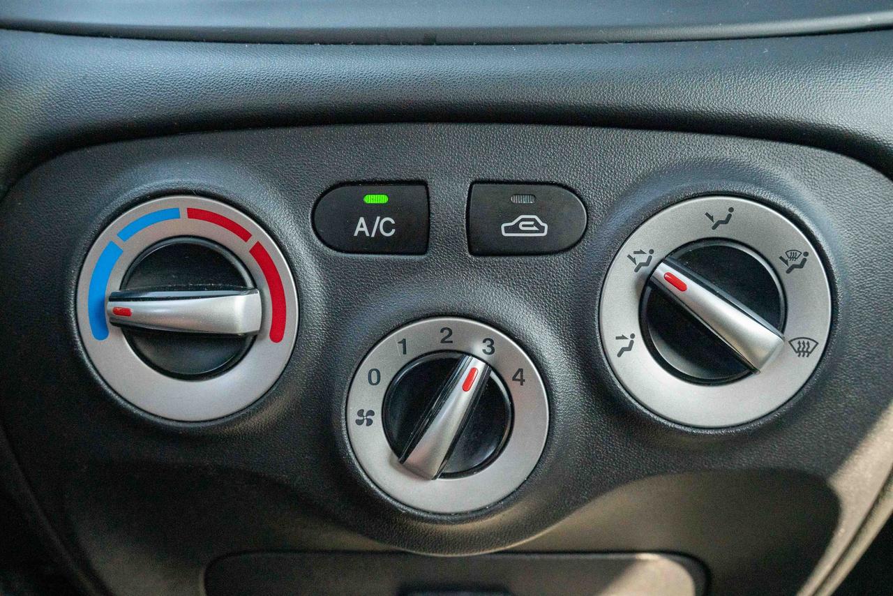 2009 Hyundai Accent SE Photo