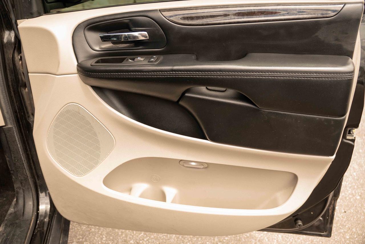 2015 Dodge Grand Caravan SXT Photo