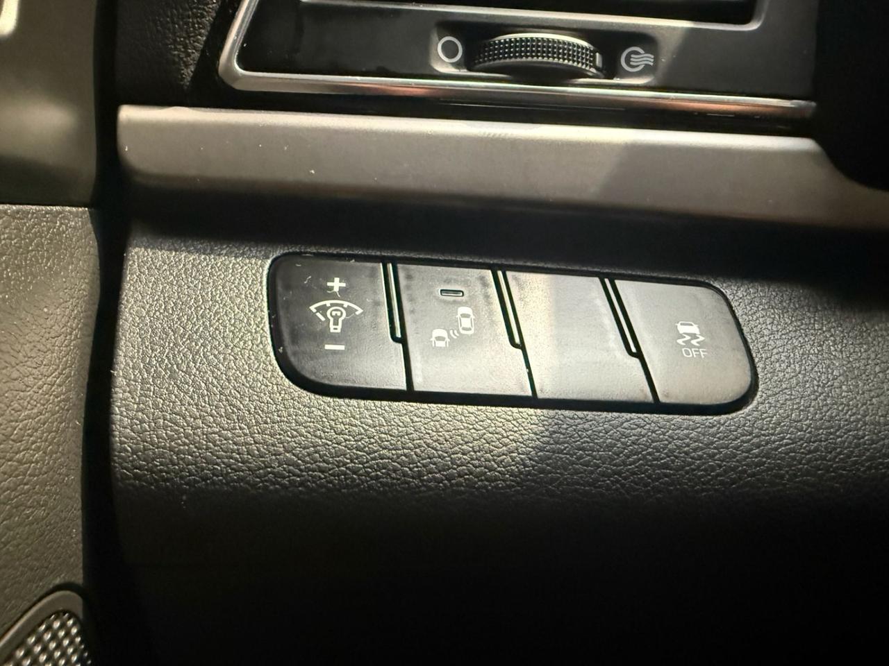 2017 Hyundai Elantra 4dr Sdn Auto GLS Photo