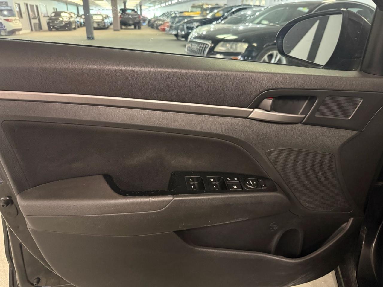 2017 Hyundai Elantra 4dr Sdn Auto GLS Photo