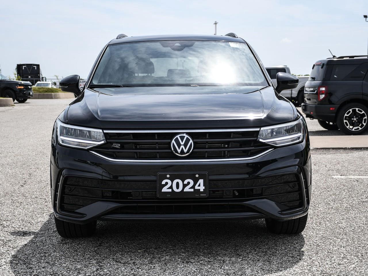 2024 Volkswagen Tiguan Comfortline R-Line Black Edition R-LINE | SUNROOF | HTD SEATS | REMOTE START Photo