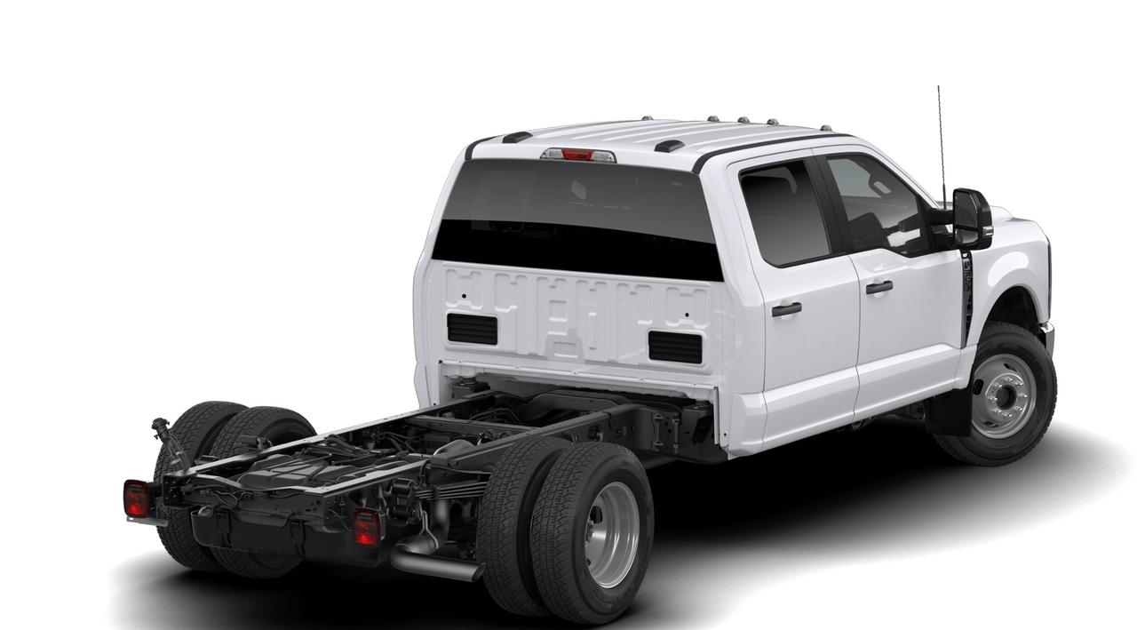 2026 Ford Chassis Cab F-350® XLT Photo2