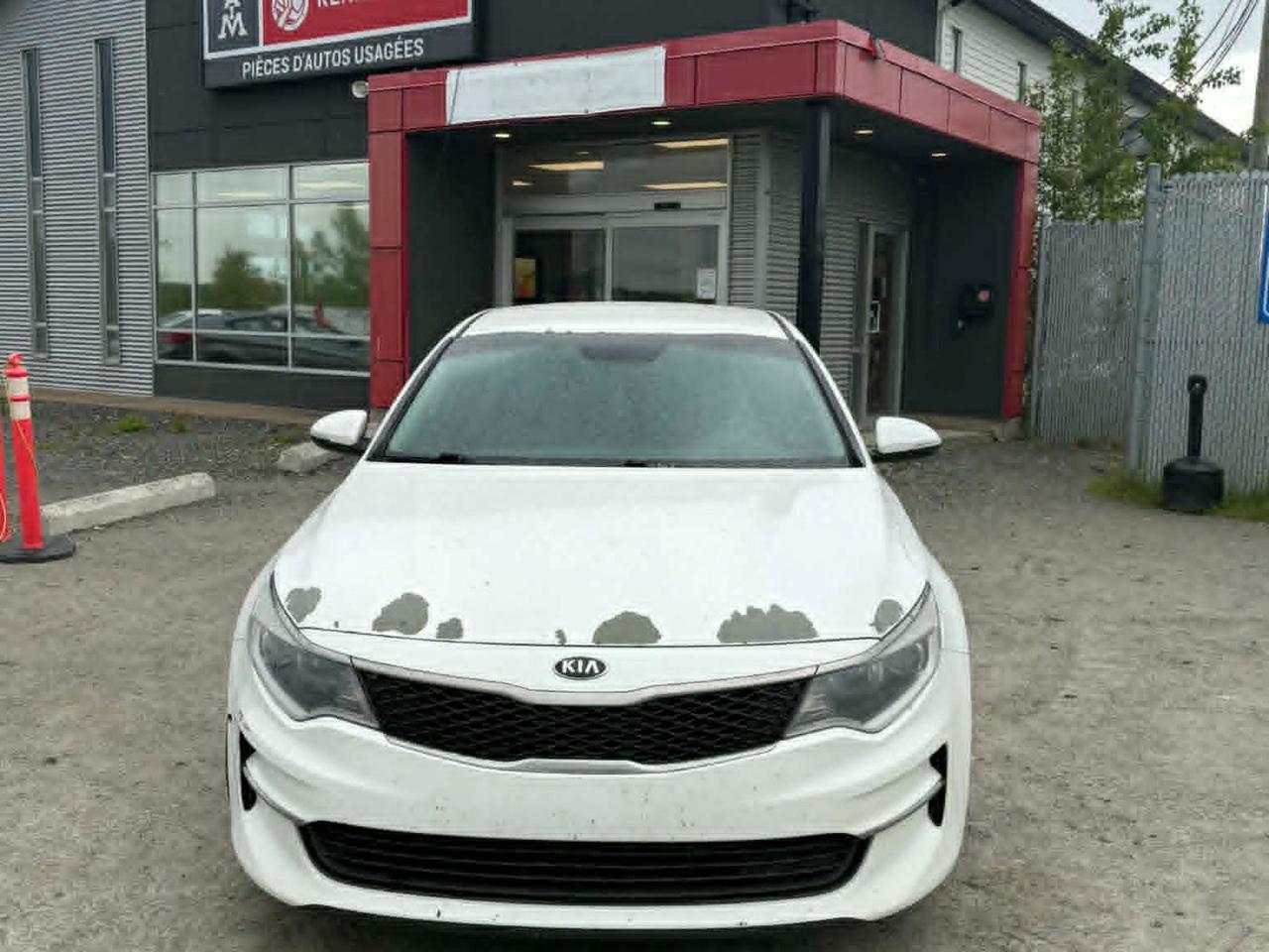 À vendre chez Kenny Sherbrooke : superbe KIA Optima LX 2016, vendue telle quelle pour vous permettre déconomiser! Profitez dune voiture spacieuse et élégante, équipée dun moteur 2.4L L4 DOHC 16V fiable et performant. Ce véhicule na eu quun seul propriétaire, a été bien entretenu et se distingue par sa grande propreté.Parmi ses caractéristiques, retrouvez la climatisation, les sièges chauffants, le régulateur de vitesse, les vitres électriques, le Bluetooth et un système audio de qualité. La KIA Optima LX 2016 offre un confort remarquable et une conduite agréable.Achetez-la telle quelle et faites vérifier la sécurité pour la mettre sur la route à votre goût. Ne manquez pas cette occasion de rouler dans une berline élégante à prix avantageux!