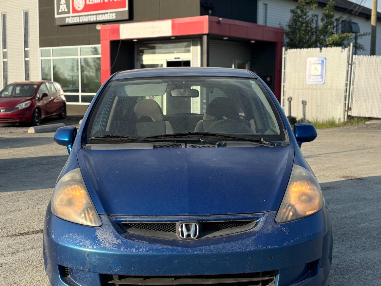À la recherche dune voiture fiable à petit prix? Découvrez la Honda Fit 2008, équipée dun moteur économique 1.5L L4 SOHC 16V. Vendue telle quelle, cette voiture vous permet déconomiser gros et de la faire inspecter pour la mettre à votre goût et selon vos besoins. Déjà prête pour la route, elle offre une conduite agile et une consommation dessence avantageuse. Passez chez Kenny Sherbrooke pour voir cette occasion à ne pas manquer!