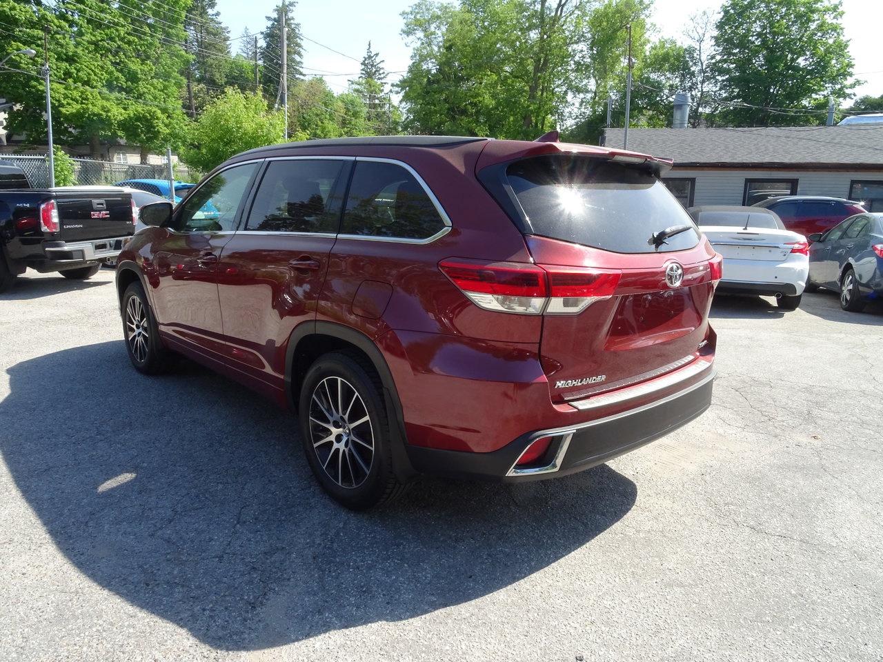 2018 Toyota Highlander SE Photo