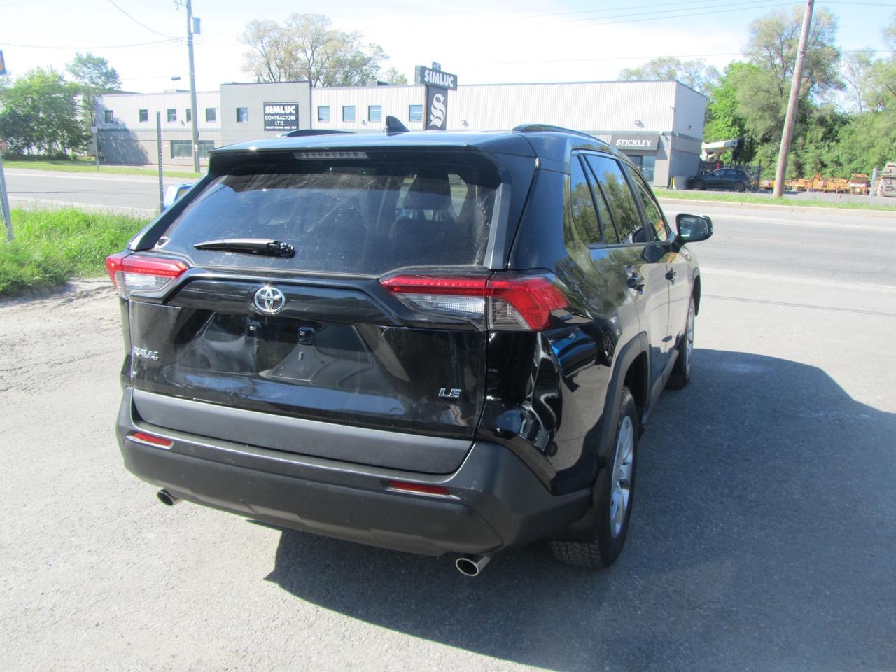 2021 Toyota RAV4 LE FWD Photo3