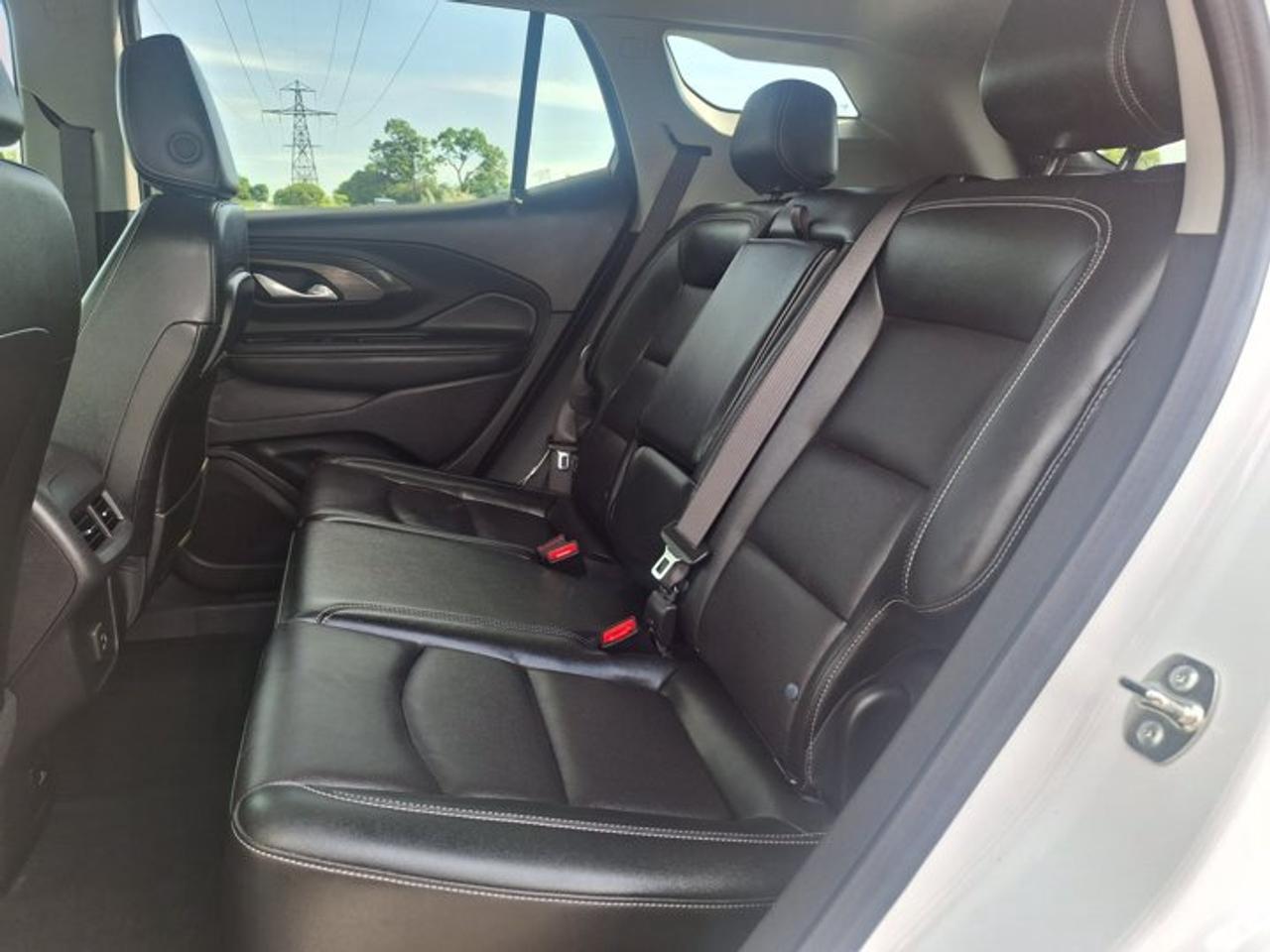 2024 GMC Terrain SLT AWD | Leather | Heated Seats + Steering | Power Liftgate | CarPlay | and More ! Photo