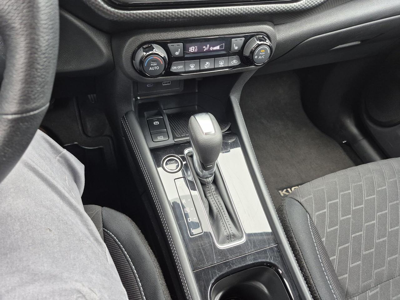 2025 Nissan Kicks Play SV REMOTE START, HEATED SEATS AND WHEEL Photo