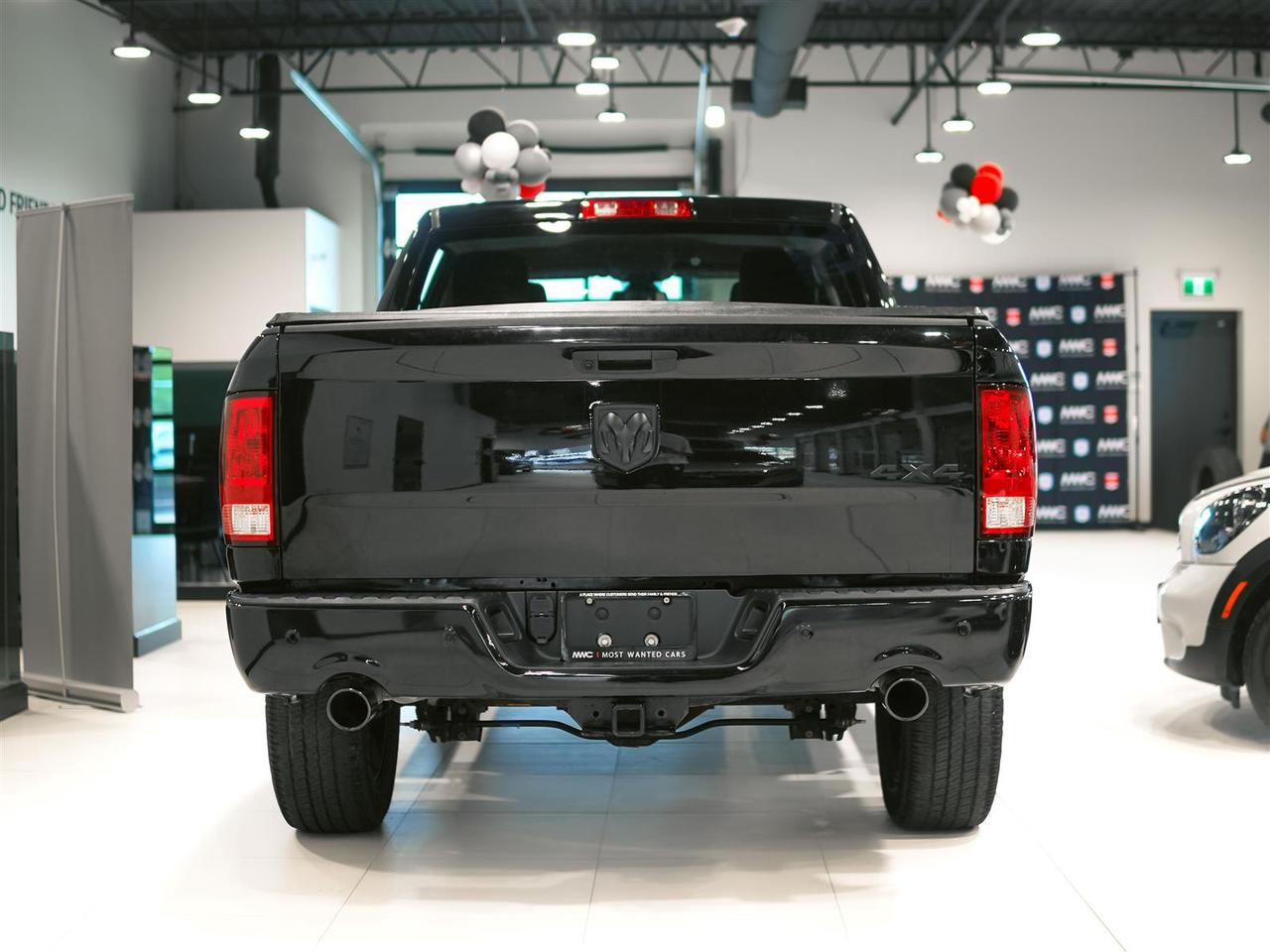 2022 RAM 1500 Classic EXPRESS CREW CAB 4X4 | 5.7 HEMI | BLACK PKG Photo