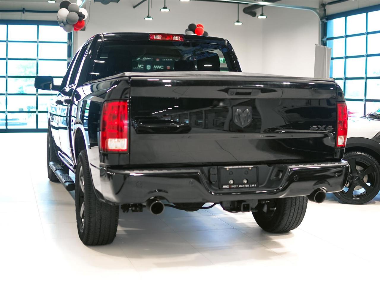 2022 RAM 1500 Classic EXPRESS CREW CAB 4X4 | 5.7 HEMI | BLACK PKG Photo