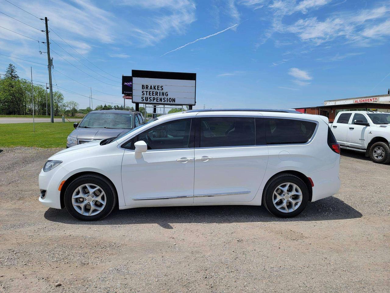 2017 Chrysler Pacifica Touring-L Plus Photo0