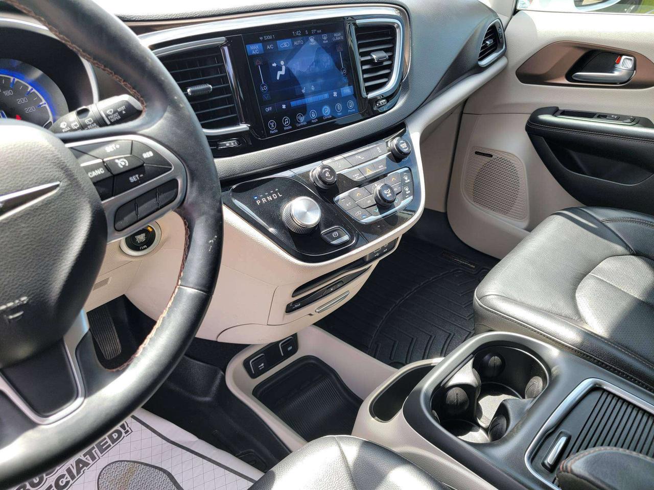 2017 Chrysler Pacifica Touring-L Plus Photo4