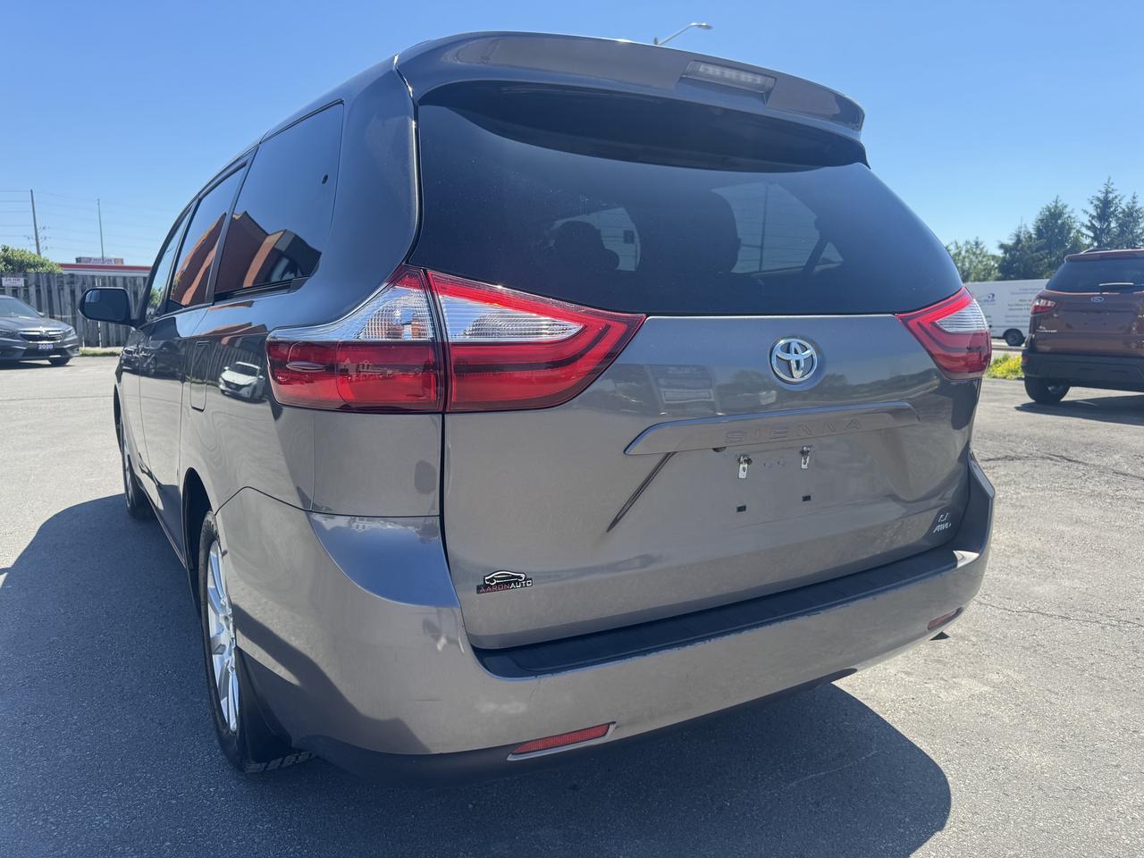 2017 Toyota Sienna 5dr LE 7-Pass AWD Photo2