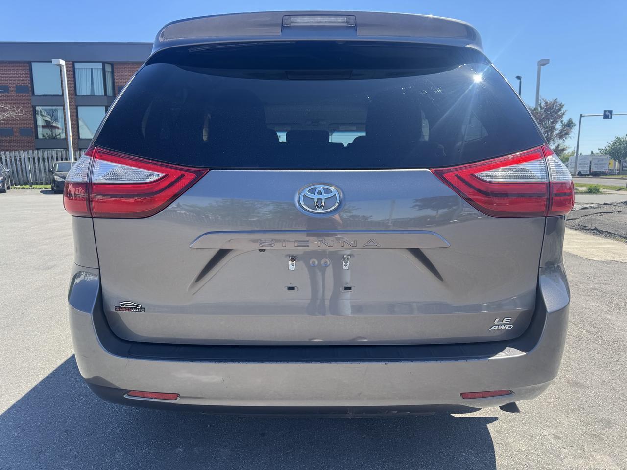 2017 Toyota Sienna 5dr LE 7-Pass AWD Photo