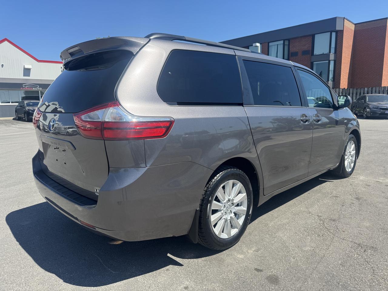 2017 Toyota Sienna 5dr LE 7-Pass AWD Photo