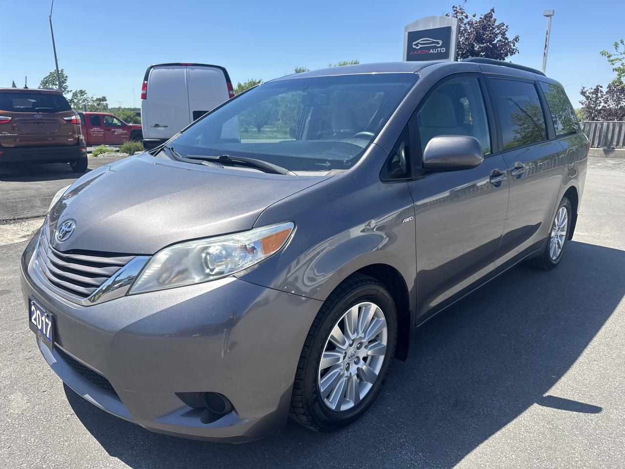 2017 Toyota Sienna 5dr LE 7-Pass AWD Photo