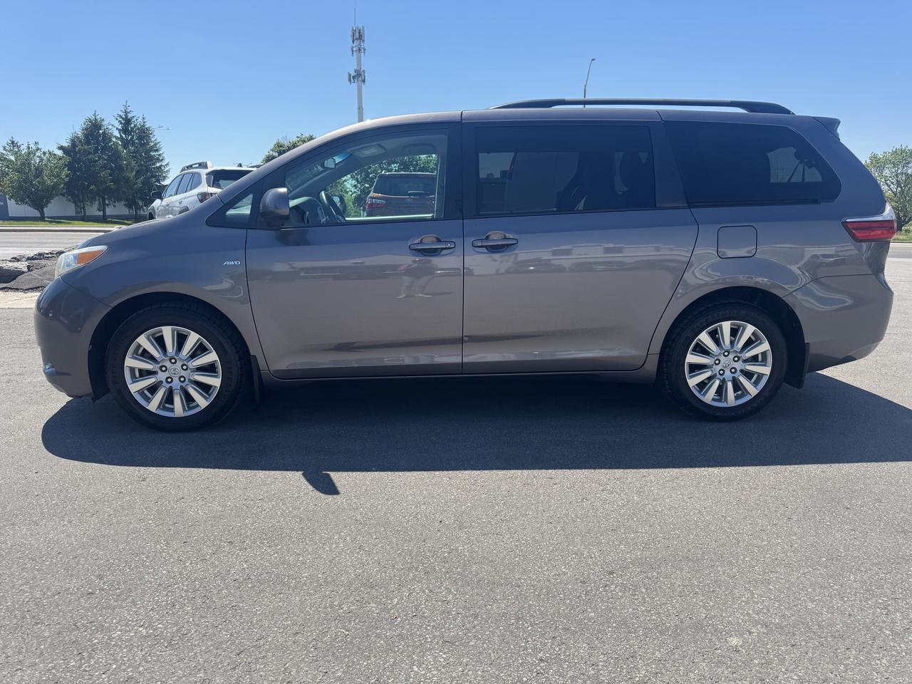 2017 Toyota Sienna 5dr LE 7-Pass AWD Photo