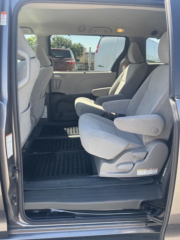 2017 Toyota Sienna 5dr LE 7-Pass AWD Photo