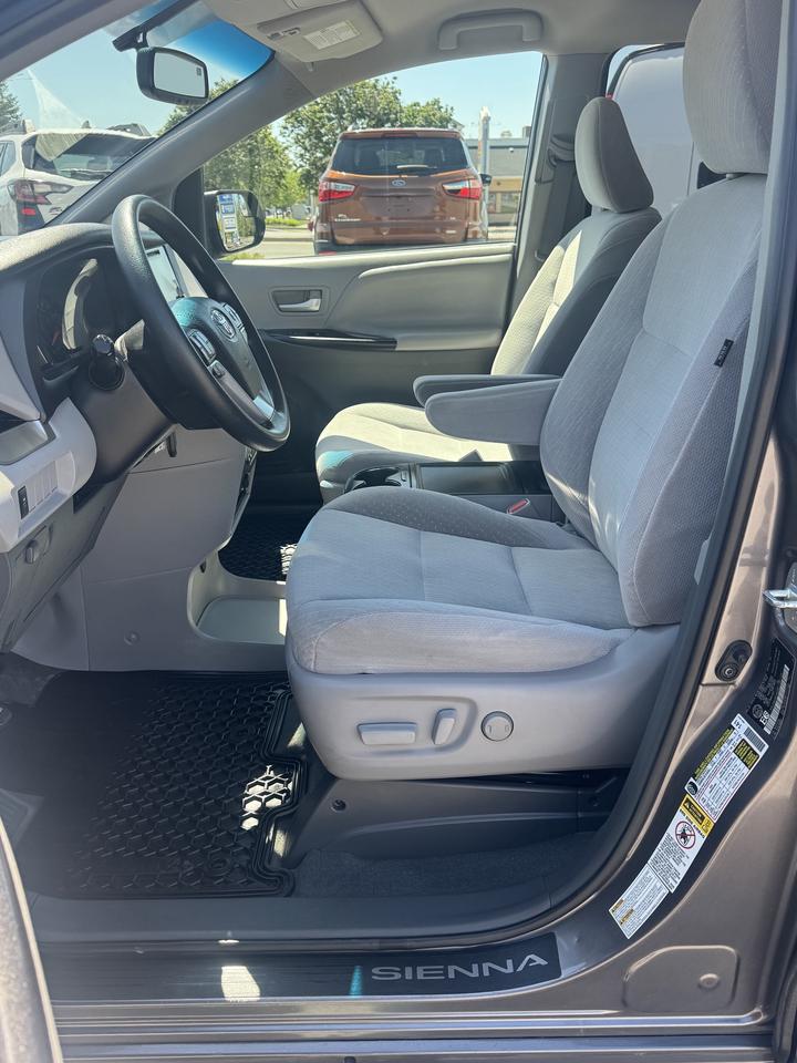 2017 Toyota Sienna 5dr LE 7-Pass AWD Photo