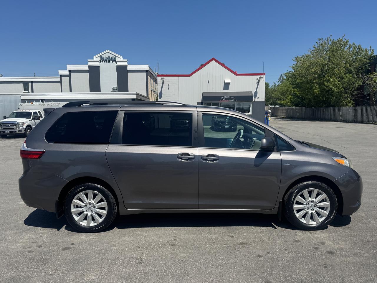 2017 Toyota Sienna 5dr LE 7-Pass AWD Photo