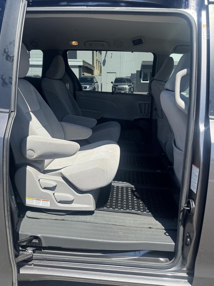 2017 Toyota Sienna 5dr LE 7-Pass AWD Photo
