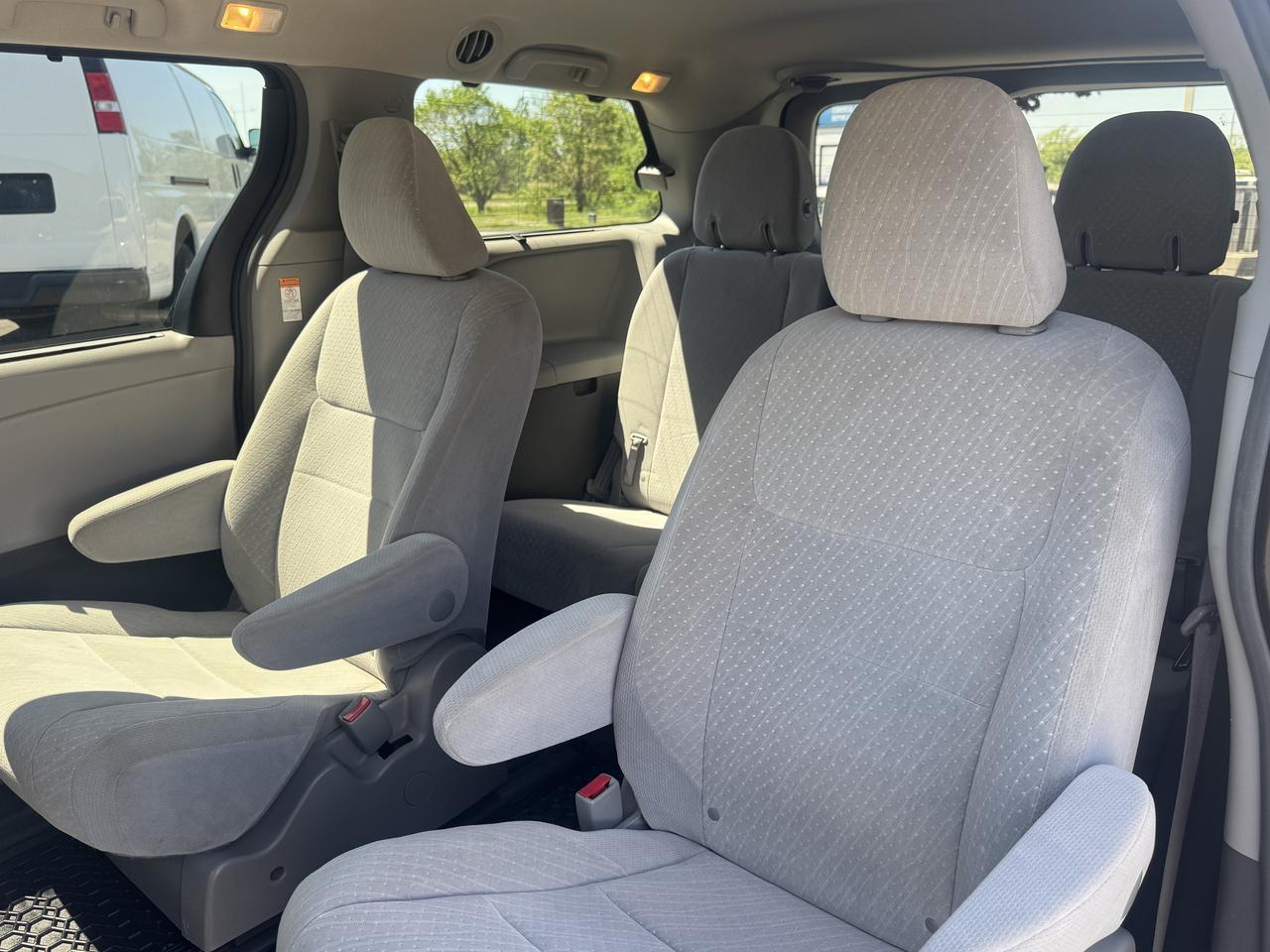 2017 Toyota Sienna 5dr LE 7-Pass AWD Photo