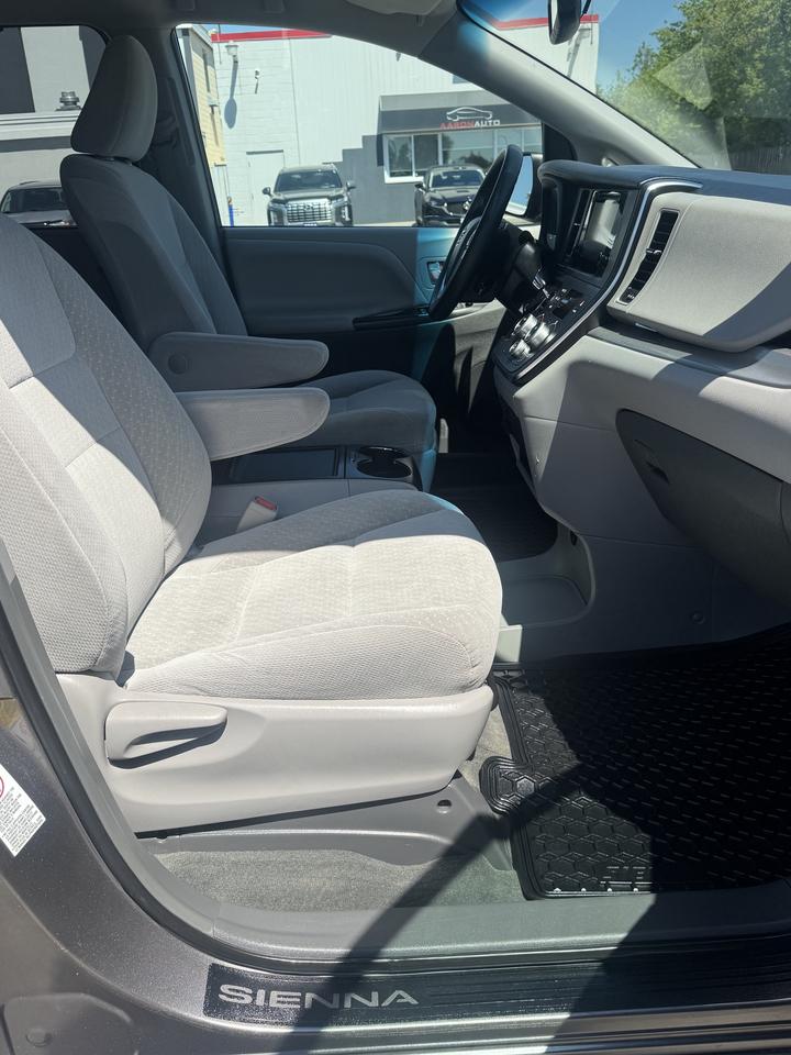 2017 Toyota Sienna 5dr LE 7-Pass AWD Photo