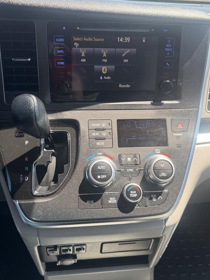 2017 Toyota Sienna 5dr LE 7-Pass AWD Photo