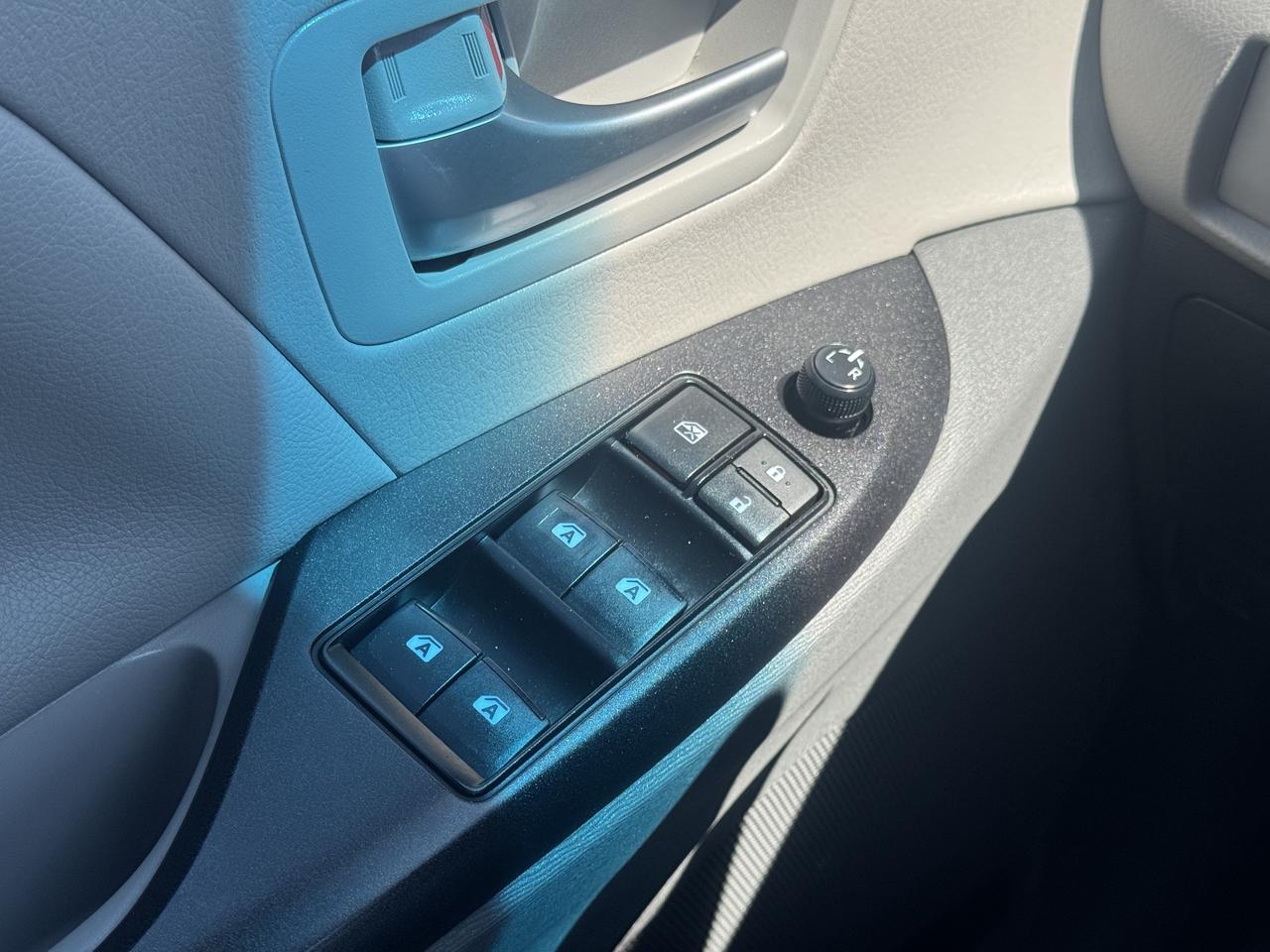 2017 Toyota Sienna 5dr LE 7-Pass AWD Photo