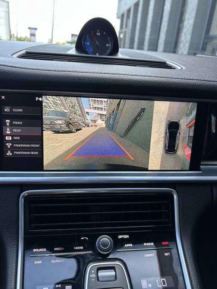 2018 Porsche Panamera 4 Photo
