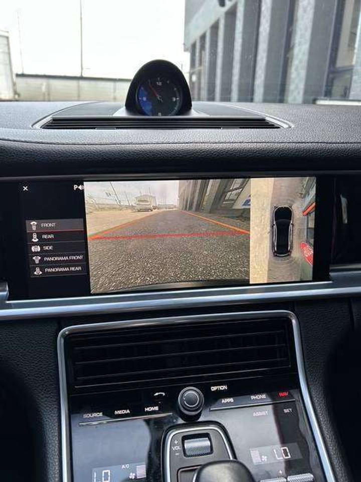 2018 Porsche Panamera 4 Photo