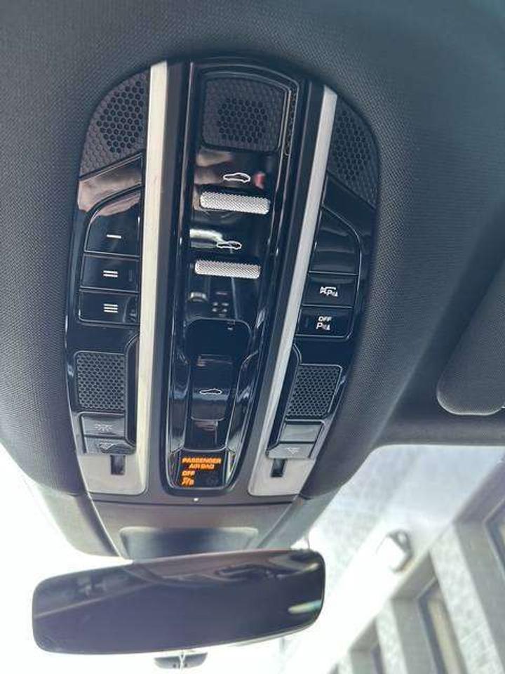 2018 Porsche Panamera 4 Photo