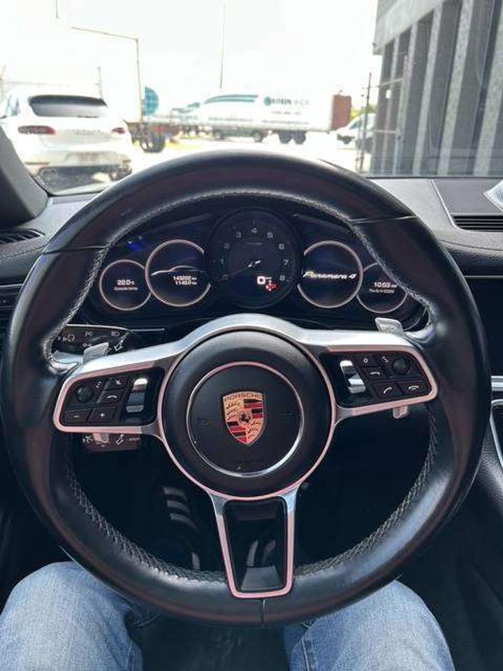 2018 Porsche Panamera 4 Photo